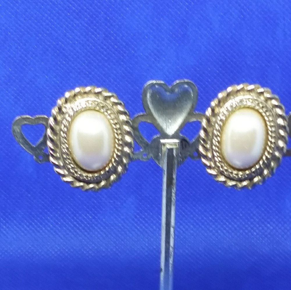 Classic Oval Pearl Cabochon Earrings Clip